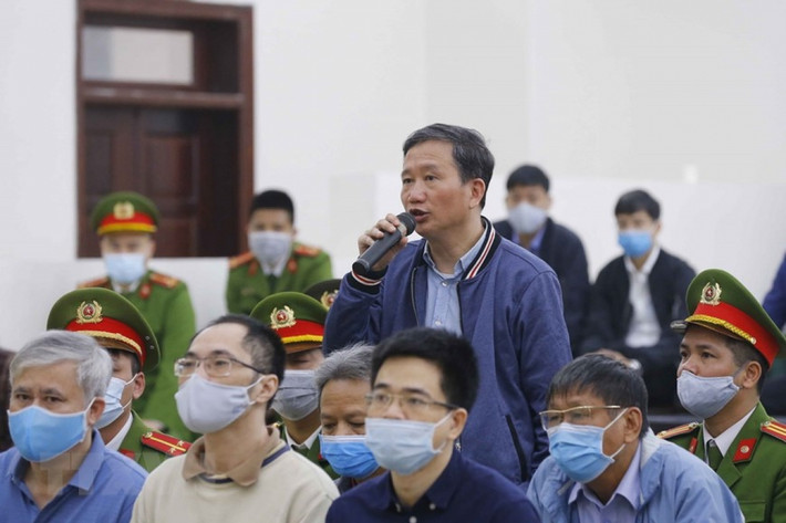 HĐXX đã triệu tập nhiều người có quyền lợi và nghĩa vụ liên quan, trong đó có ông Trịnh Xuân Giới – cha ruột của bị cáo Trịnh Xuân Thanh. Tuy nhiên, ông Giới vắng mặt và ủy quyền cho cháu nội của mình tham gia phiên tòa. (Ảnh Trịnh Xuân Thanh trả lời tại phiên tòa. Nguồn VOV)