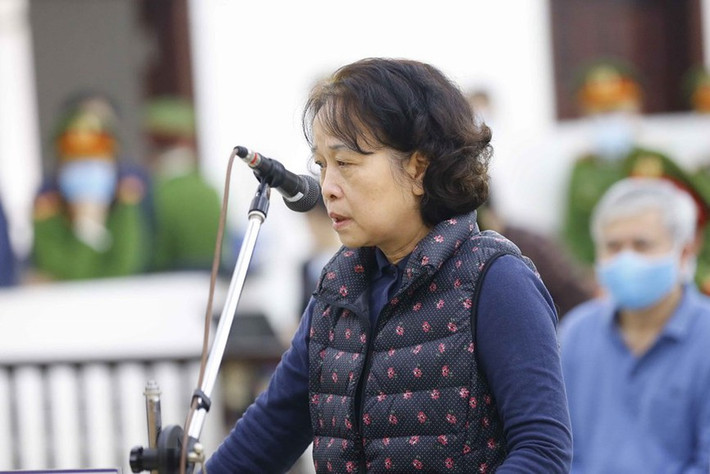 Bị cáo Trần Thị Bình (sinh năm 1958, nguyên Phó Tổng Giám đốc PVN) khai báo trước Hội đồng xét xử. (Ảnh: Tiền Phong)