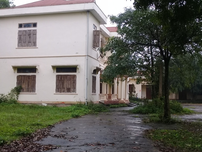 Sau vài tháng không được sử dụng, cỏ bắt đầu mọc um tùm khắp sân.