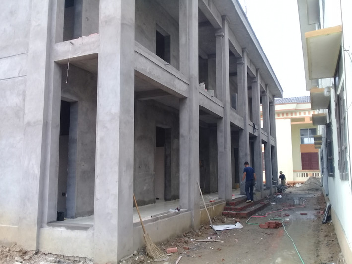 Phía sau trụ sở UBND xã Thanh Vân (nay là xã Hanh Cù, huyện Thanh Ba, Phú Thọ) đang xây thêm ngôi nhà 2 tầng mà như lời vị lãnh đạo xã này cho biết, đây là công trình trạm y tế xã Hanh Cù mới.