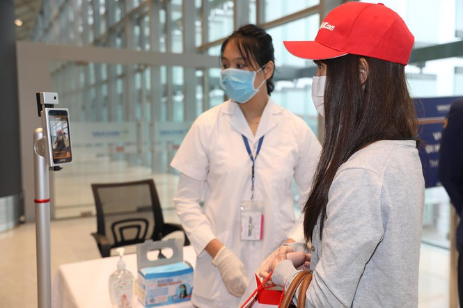 Tình hình dịch bệnh COVID-19 tại sân bay Vân Đồn đã được kiểm soát hoàn toàn và lực lượng cán bộ, nhân viên, phương tiện, thiết bị, cơ sở hạ tầng được cơ quan chức năng đánh giá đảm bảo an toàn phục vụ khai thác bay.