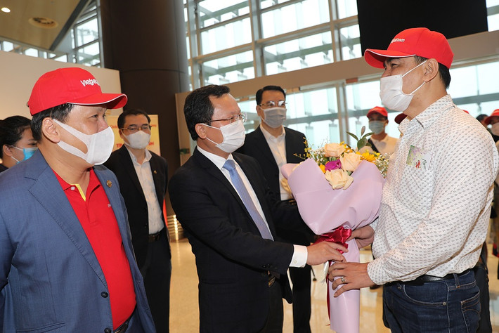 Ngay trong ngày đầu tiên mở cảng, sân bay Vân Đồn đón 2 chuyến bay khứ hồi TP Hồ Chí Minh-Vân Đồn của hãng hàng không Vietjet Air và Vietnam Airlines.