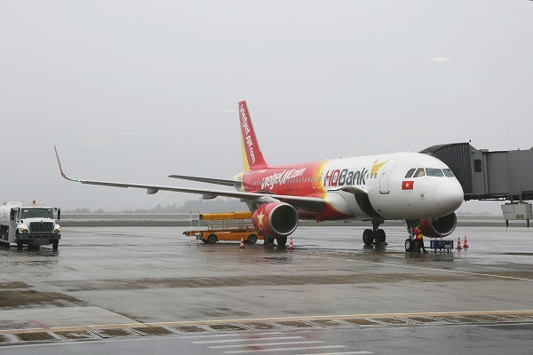 Sáng ngày 3/3, chuyến bay mang số hiệu Vj230 thuộc hãng hàng không VietJet Air từ Cảng hàng không Tân Sơn Nhất (TP Hồ Chí Minh) đã hạ cánh tại Cảng hàng không quốc tế Vân Đồn, chính thức mở lại toàn bộ hoạt động khai thác, phục vụ hành khách tại Cảng hàng không quốc tế Vân Đồn sau hơn 1 tháng đóng cửa phòng dịch.