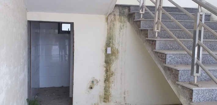 Một số hạng mục công trình đang bị rêu phong tại UBND xã Cát Trù (cũ).