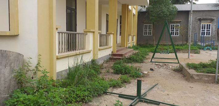 Cỏ mọc um tùm trước hiên nhà trụ sở UBND xã Cát Trù (cũ).