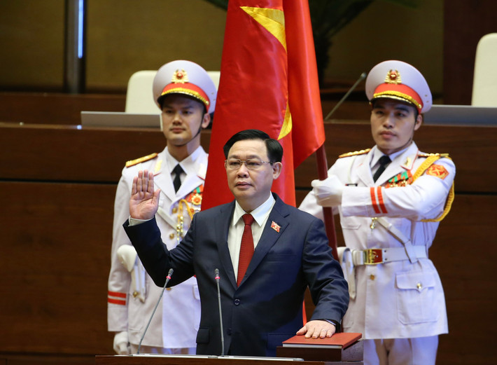 Tân Chủ tịch Quốc hội Vương Đình Huệ nhấn mạnh: “Dưới cờ đỏ sao vàng thiêng liêng của Tổ quốc, trước Quốc hội và đồng bào, cử tri cả nước, tôi - Chủ tịch Quốc hội nước Cộng hòa xã hội chủ nghĩa Việt Nam xin tuyên thệ: Tuyệt đối trung thành với Tổ quốc, với Nhân dân, với Hiến pháp nước Cộng hòa xã hội chủ nghĩa Việt Nam, nỗ lực hoàn thành tốt nhiệm vụ mà Đảng, Nhà nước và Nhân dân giao phó”.