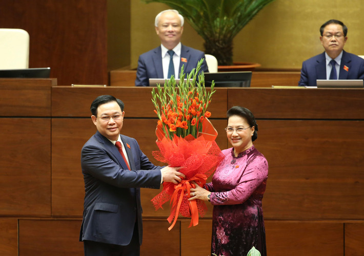 Tân Chủ tịch Quốc hội Vương Đình Huệ tặng hoa nguyên Chủ tịch Quốc hội Nguyễn Thị Kim Ngân.