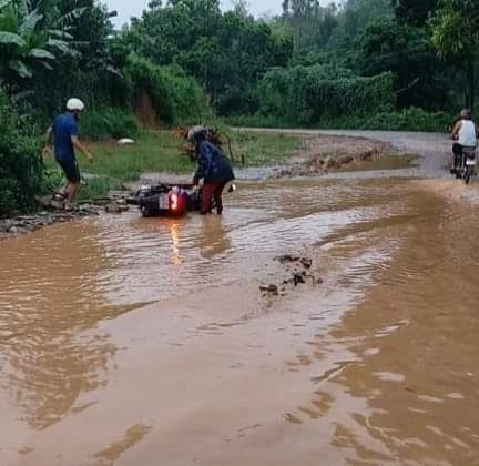 Có những đoạn đường, trời mưa biến thành vũng nước sâu, nhiều xe máy đi qua đâm phải "sống trâu" chìm dưới nước bị tai nạn.