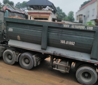 Người dân dọc trục đường đang rất bức xúc về thực trạng xe tải chở đất gây ô nhiễm, ảnh hưởng cuộc sống người dân.