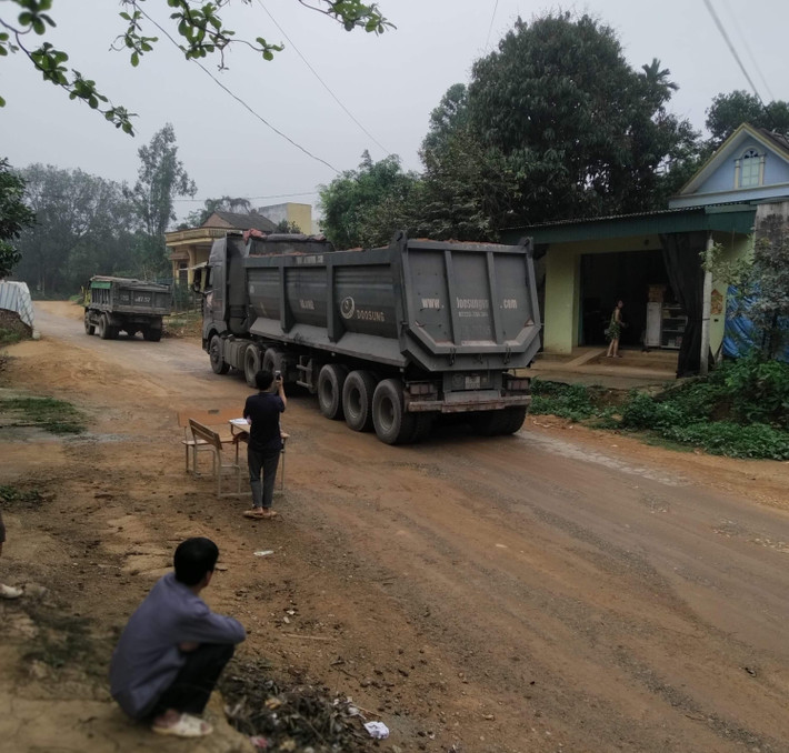 Xe không hề có biện pháp che chắn nhưng các xe tải vẫn “ngang nhiên” chở đất.