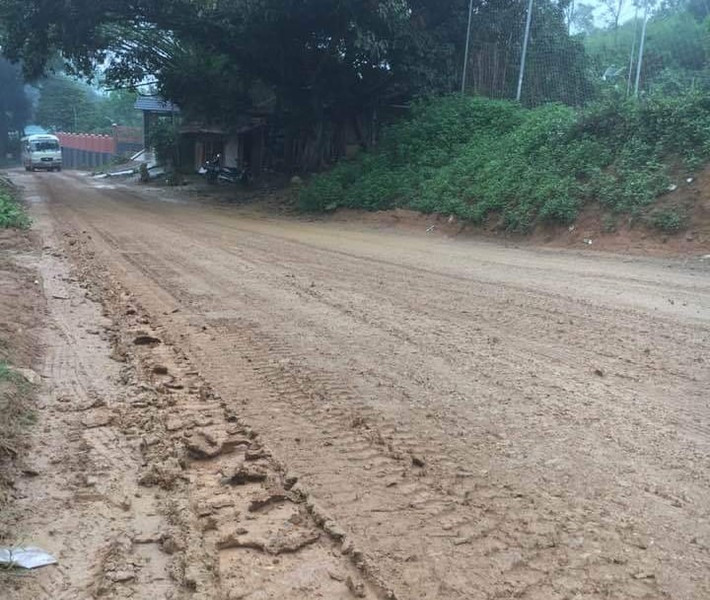 Người dân rất khó khăn mỗi khi trời mưa phải di chuyển qua con đường này.