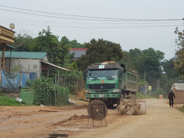 Những chiếc xe tải siêu trọng, có dấu hiệu cơi nới thành, thùng hoạt động liên tục.