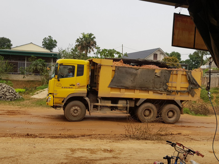 "Tình trạng xe chở đất kéo dài 6 đến 7 tháng nay, chạy ầm ĩ liên tục cả ngày, trưa không thể nào ngủ nổi. Hai xe tải mà tránh nhau thì không còn đường nào để đi nữa, ảnh hưởng rất lớn đến sự an toàn, đặc biệt tại khu vực này các cháu học sinh đi lại rất nhiều" - một người dân cho biết.