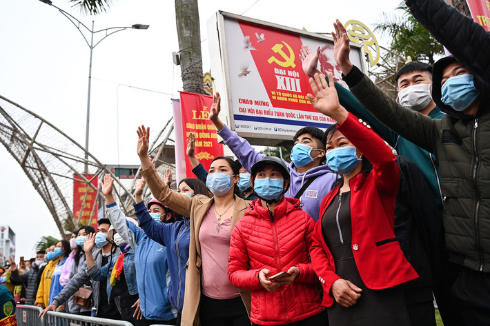 Người nhà của các tân binh vẫy chào con em mình với những lời chúc, lời hẹn với theo khi xe lăn bánh. (Ảnh: Vnexpress)