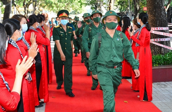 Thanh niên TP Hồ Chí Minh tự tin lên đường thực hiện nghĩa vụ quân sự. (Ảnh: Quân đội nhân dân)