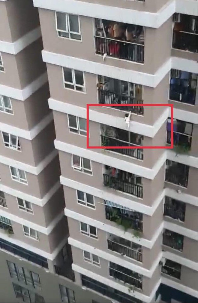 Trước đó, khoảng 17h30 ngày 28/2, bé N.P.H (SN 2018) ở tầng 12A của tòa nhà 60B Nguyễn Huy Tưởng, phường Thanh Xuân Trung bất ngờ trèo ra lan can. Sau đó, bé treo mình lơ lửng ở tầng 12A. Lúc này một số người dân ở tòa đối diện phát hiện sự việc đã hô hoán, kêu cứu. (Ảnh: VOV)