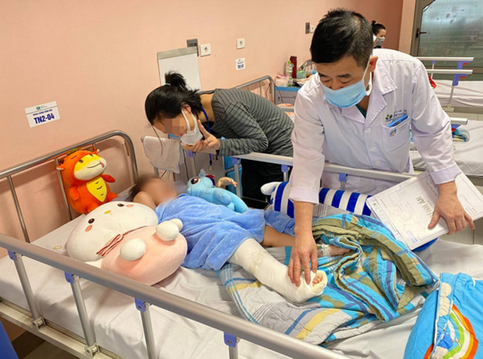 Trong ngày 4/3, các bác sĩ khoa Chỉnh hình nhi đã khám, đánh giá lại toàn trạng cho bệnh nhi trước khi ra viện (chụp X-quang lồng ngực; siêu âm ổ bụng;…). Hiện tại, ngoài việc bị trật khớp háng, qua các kết quả chụp chiếu, xét nghiệm chưa phát hiện tổn thương thực tể ở vùng ngực, ổ bụng. Hình ảnh chụp CT sọ não hiện không thấy bất thường. (Ảnh: Người lao động)