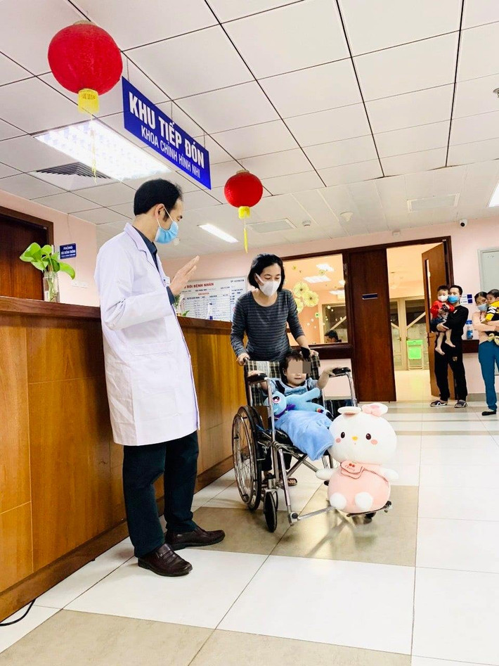 Bé gái chào tạm biệt TS.BS Hoàng Hải Đức, bé được các bác sĩ hẹn tái khám sau 2-3 tuần tới. Chị H – mẹ cháu bé đã gửi lời cảm ơn các y, bác sĩ của Bệnh viện Nhi Trung ương đã tận tình, hết lòng chăm sóc, điều trị cho cháu. (Ảnh: Sức khỏe đời sống)