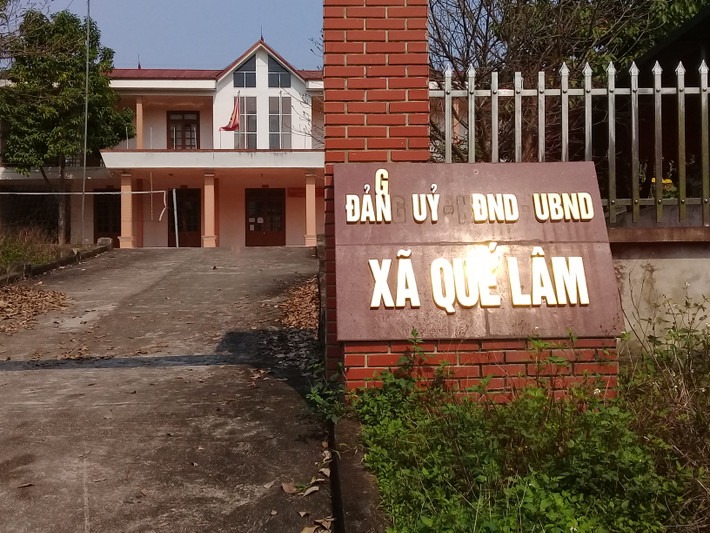 Cỏ mọc um trước cổng vào trụ sở UBND xã Quế Lâm (cũ) huyện Đoan Hùng. >>>Xem thêm Video: Ninh Bình- dự án trường học hơn 30 tỷ bỏ hoang