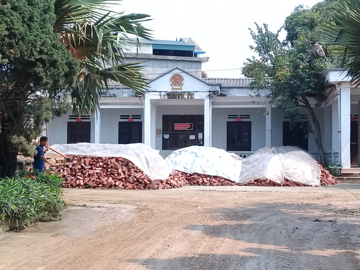 Trụ sở UBND xã Yển Khê (cũ) Thanh Ba người dân chất đầy vật liệu xây dựng trước sân.