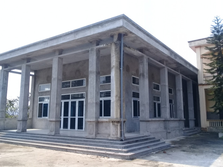 Hội trường UBND xã Mai Tùng (cũ) Hạ Hòa mới hoàn thiện chưa kịp sơn giờ cũng bỏ hoang.