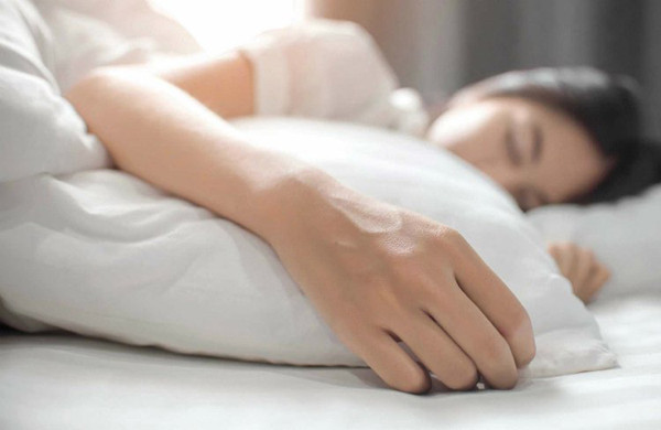 Để cải thiện chất lượng giấc ngủ, chuyên gia sức khỏe khuyên nên đắp vỏ cam lên rốn trước khi ngủ. Sau 1 tuần, bạn sẽ nhận thấy tình trạng mất ngủ giảm đáng kể, ngủ sâu hơn.