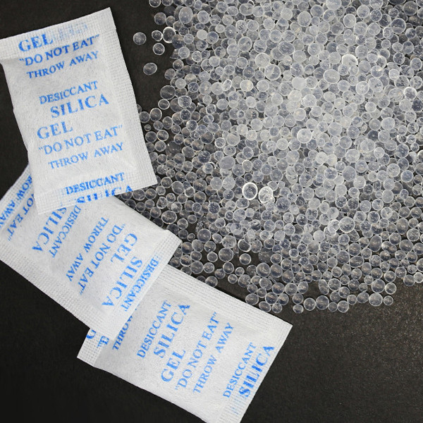 Được biết, thị trường có hai dạng chất hút ẩm phổ biến là các hạt hút ẩm silica gel và dạng bột mịn. Vô tình ăn gói hút ẩm silica gel, bạn cần nhanh chóng uống nhiều nước hoặc sữa để chúng ngậm đầy chất lỏng, không tương tác với niêm mạc cơ thể gây hại.