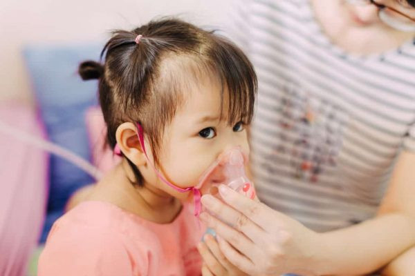 Thông qua trường hợp cậu bé Tao Tao, bác sĩ nhấn mạnh tầm quan trọng của việc trang bị kiến thức nuôi dạy trẻ, xử lý tình huống khẩn. Sự hiểu biết của người sơ cứu góp phần giảm thiểu rủi ro sức khỏe cho trẻ. Bên cạnh mối nguy từ gói hút ẩm, bác sĩ cho biết trong nhà còn xuất hiện nhiều mối nguy khác với trẻ, cụ thể: