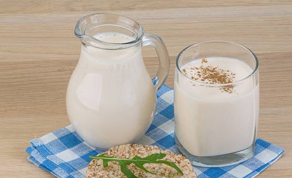 Sữa lạc đà, được ví như "vàng trắng trên sa mạc", rất giàu dinh dưỡng, có khả năng cung cấp protein, canxi, axit béo không bão hòa, sắt, globulin miễn dịch, axit folic và các chất giống insulin tự nhiên mà cơ thể cần. (Ảnh: Sohu, minh họa)