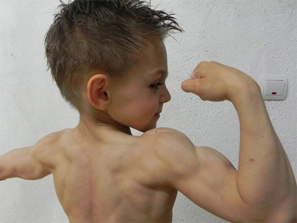 Được biết, Giuliano Stroe tập luyện trong phòng gym với bố từ khi 2 tuổi. Nỗ lực tập luyện, Giuliano Stroe dù còn nhỏ nhưng đã sở hữu thân hình cơ bắp cuồn cuộn, bụng 6 múi nổi rãnh không khác gì những vận động viên thể hình chuyên nghiệp.