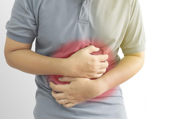 Da mọc nhiều mụn, tàn nhang; tâm trạng thất thường, dễ nóng giận; Chướng bụng, thường xuyên trung tiện; Nước tiểu vàng, đục, nặng mùi, táo bón, trĩ.