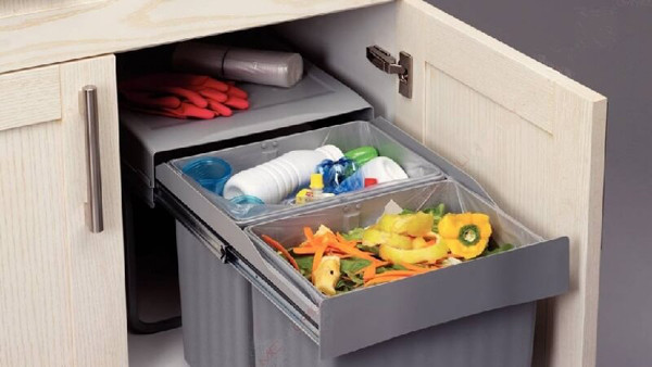 Vậy nhưng, nhiều người cho rằng đây thực sự là món đồ vô dụng, phiền phức mỗi khi mở tủ để vứt rác. Chưa kể, rác thải tích tụ trong không gian kín nếu không được thu dọn kịp thời còn bốc mùi khó chịu, rất khó để làm sạch.