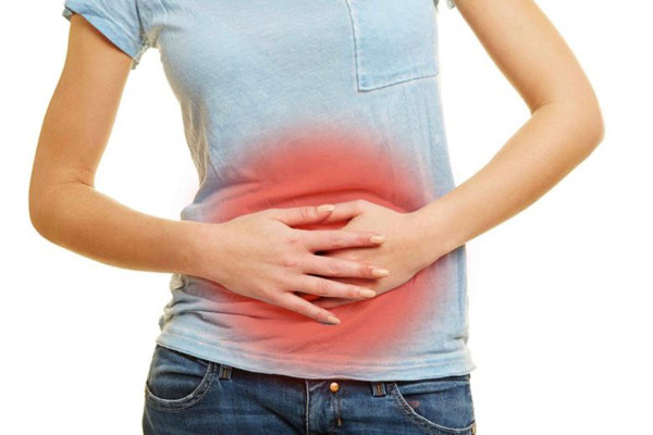 Khó chịu ở dạ dày. Khó chịu ở dạ dày là một trong những triệu chứng sớm và nổi bật nhất của nhiễm độc niệu. Khi mắc bệnh, chức năng hoạt động của thận sẽ giảm, ảnh hưởng đến quá trình trao đổi chất của cơ thể, sản sinh lượng lớn chất amoniac làm tăng nguy cơ viêm loét, nhiễm trùng cục bộ. Tiếp đó, người bệnh sẽ cảm thấy khó tiêu, tiêu chảy, giảm cảm giác thèm ăn.