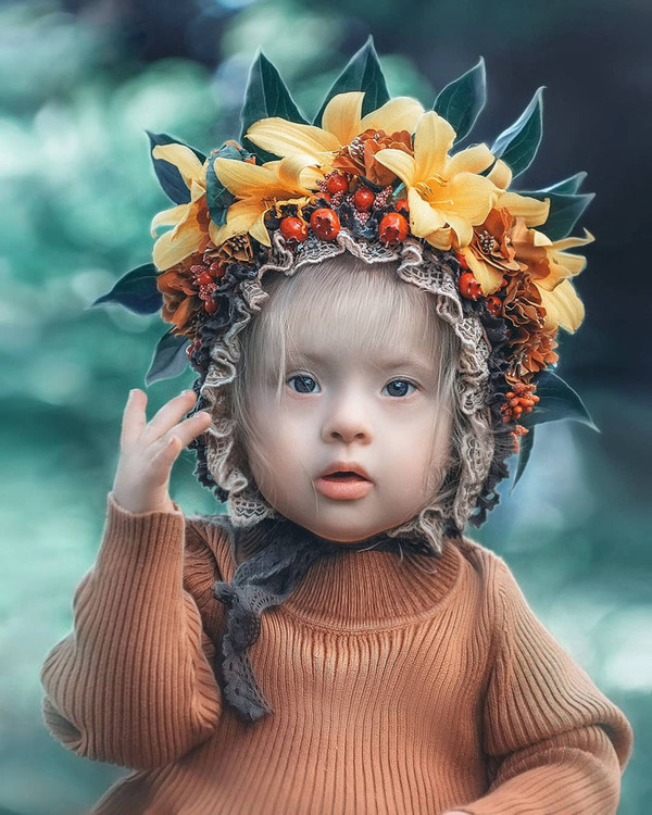 Nhận nuôi trẻ mắc hội chứng Down, Katerina chưa bao giờ coi con là gánh nặng. Ngược lại, cô luôn hết lòng học chơi cùng con. Mỗi khi rảnh rỗi, Katerina lại cặm cụi thiết kế trang phục độc đáo làm quà tặng con gái nhỏ.