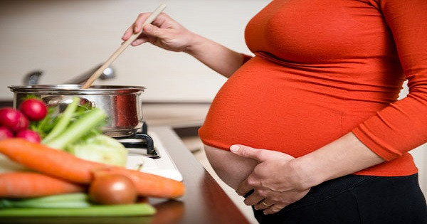 Một yếu tố khác làm tăng nguy cơ tiểu đường ở phụ nữ có thai là thói quen sinh hoạt không tốt. Nhiều người có tâm lý bồi bổ thật nhiều để thai nhi phát triển khỏe mạnh. Nạp lượng lớn thực phẩm bổ dưỡng song không có hoạt động hợp lý để thúc đẩy tiêu hao calo khiến cơ thể ảnh hưởng tiêu cực.
