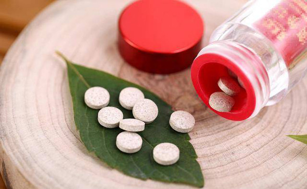 Thực tế, bổ sung vitamin phù hợp với nhu cầu cơ thể là cách giúp cải thiện dự trữ dinh dưỡng, thúc đẩy chức năng hoạt động của các cơ quan, góp phần ngăn ngừa nhiều bệnh mãn tính. Ngược lại, lạm dụng vitamin không mang lợi ích sức khỏe mà còn có thể gây hại cơ thể.