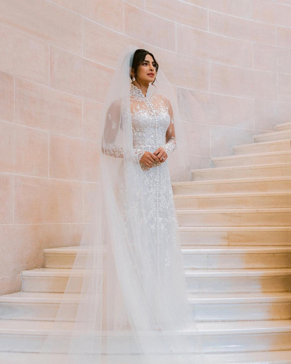Mẫu váy tiền tỷ của Hoa hậu Priyanka Chopra được thiết kế bởi nhà mốt Ralph Lauren. Người ta sử dụng hơn 2 triệu mảnh sequin màu ngọc trai, đính dọc theo thân váy để tạo khả năng bắt sáng.