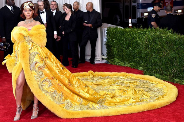 Nữ ca sĩ Rihanna thu hút mọi ống kính với bộ váy lộng vàng rực của nhà thiết kế người Trung Quốc Guo Pei kết hợp cùng cài tóc lạ mắt. Bộ đầm được làm thủ công trong suốt 2 năm. Mặc dù không thể di chuyển một cách thoải mái trong trang phục này song Rihanna cho rằng nó thực sự “đáng giá”.