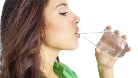 Mất nước là nguyên nhân chính khiến đôi môi của bạn bỗng trở nên nứt nẻ. Vì vậy, việc đầu tiên để tránh môi bị nứt nẻ là bạn hãy cố gắng uống 2 – 3 lít nước mỗi ngày.