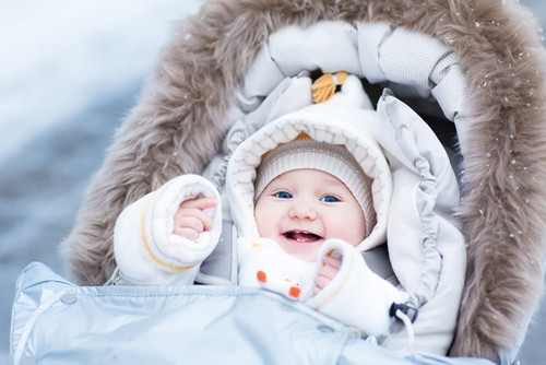 Ủ ấm quá mức. Nhiều mẹ nghĩ rằng vào mùa đông cần phải ủ ấm cho trẻ một cách cẩn thận bằng nhiều lớp áo dày mỏng khác nhau. Tuy nhiên cách chăm sóc trẻ này là điều hoàn toàn sai lầm, việc ủ ấm quá mức có thể sẽ gây thêm bệnh cho trẻ.