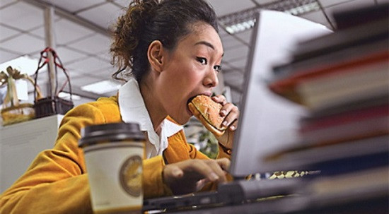 Không ăn uống qua loa, thiếu chất. Càng lạnh cơ thể càng tiêu thụ nhiều năng lượng hơn để đối phó với cái lạnh. Cơ thể chịu lạnh tốt hơn nếu được cung cấp thức ăn, nước uống cân bằng. Do đó cần giữ ấm và ăn uống giàu dinh dưỡng đúng cách.