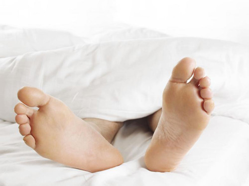 Khi ngủ không đi bít tất. Nhiều người cho rằng, đi bít tất khi ngủ sẽ bí chân, không thoát mồ hôi có thể dẫn đến thấp khớp. Thực tế là đôi bàn chân là một trong những vị trí lạnh nhất trên cơ thể, cần phải được giữ ấm, do vậy bạn nên đeo tất khi đi ngủ.