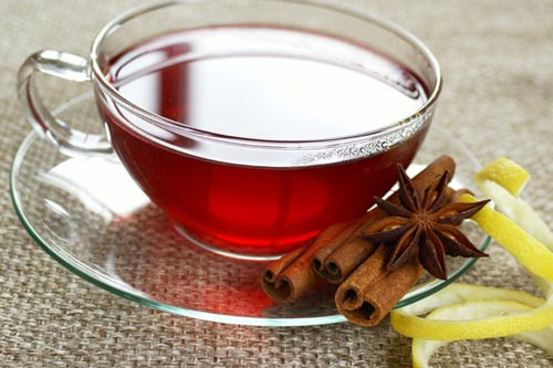 Trà quế. Đối với những đầu bếp thì quế chính là loại gia vị mang đến sự hấp dẫn cho những món ăn họ chế biến. Không dừng lại ở đó, loại gia vị này còn mang lại rất nhiều lợi ích cho sức khỏe như làm giảm cholesterol, đường máu, chống ung thư. Quế còn có thể ngừa sâu răng, làm sạch miệng, điều trị các vấn đề về hô hấp và giúp chị em làm đẹp da…