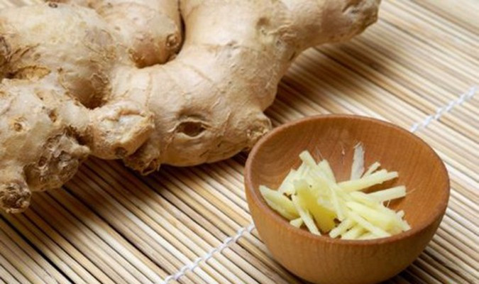 Mỗi ngày, bạn chỉ cần một ly trà gừng với chút muối sẽ giúp cơ thể phòng chống và điều trị các bệnh thường gặp trong mùa đông như viêm họng, huyết áp thấp, đau sưng khớp hay đau bụng cảm lạnh…và giúp giữ ấm cơ thể trong thời tiết giá buốt.