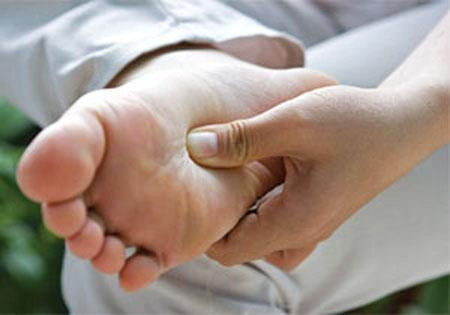 Tránh ngồi lâu hoặc không vận động. Tránh cơ thể bất động thời gian lâu, như ngồi lâu, đứng lâu, phải hoạt động thích hợp để xúc tiến tuần hoàn máu, giảm bớt phát sinh bệnh cước.