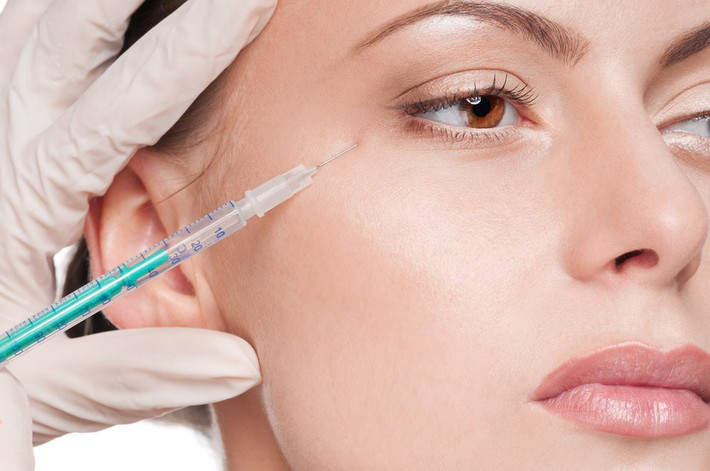 Tiêm botox. Đây là một phương pháp làm đẹp để xóa nếp nhăn cho các vùng như khóe mặt, miệng cằm có tác dụng trẻ hóa khuôn mặt, thường được tiến hành ở các cơ sở thẩm mỹ viện. Tuy nhiên, bạn không nên thực hiện liệu pháp làm đẹp này sát ngày Tết. Bởi, tác dụng phụ sau khi tiêm botox thường là đau, bầm tím tại chỗ, đau đầu, buồn nôn, nặng hơn có thể gây khó thở, thậm chí cả tử vong.