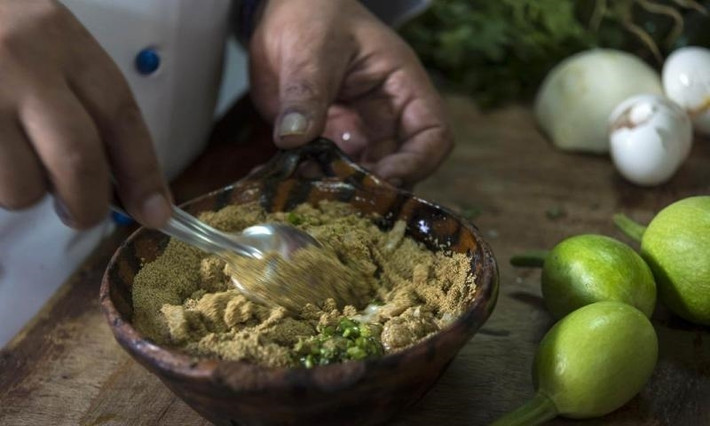 Trong đó, bánh kếp trứng muỗi thường được người Mexico ăn cùng với lá của cây xương rồng hoặc bí ngòi. Ảnh: dulichvietnam.