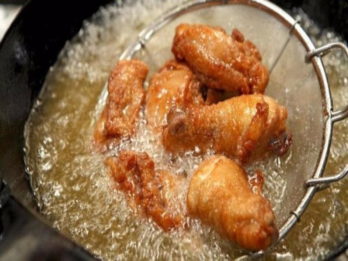 Một số loại thực phẩm như gà rán, khoai tây chiên,... khi được nấu ở nhiệt độ cao sẽ thay đổi chất, có thể gây rối loạn nội tiết và dẫn đến cơ thể dậy thì sớm hơn. Ảnh: media.