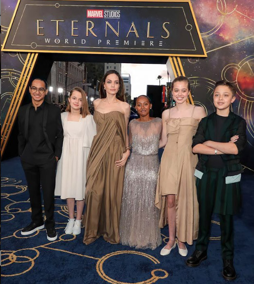 Mới đây, Angelina Jolie cùng các con tới dự lễ công chiếu phim Eternals ở Los Angeles. Trong số 5 người con đi theo Jolie, cô bé Shiloh gây chú ý nhiều nhất nhờ vẻ ngoài thay đổi rõ rệt. (Ảnh: instagram)