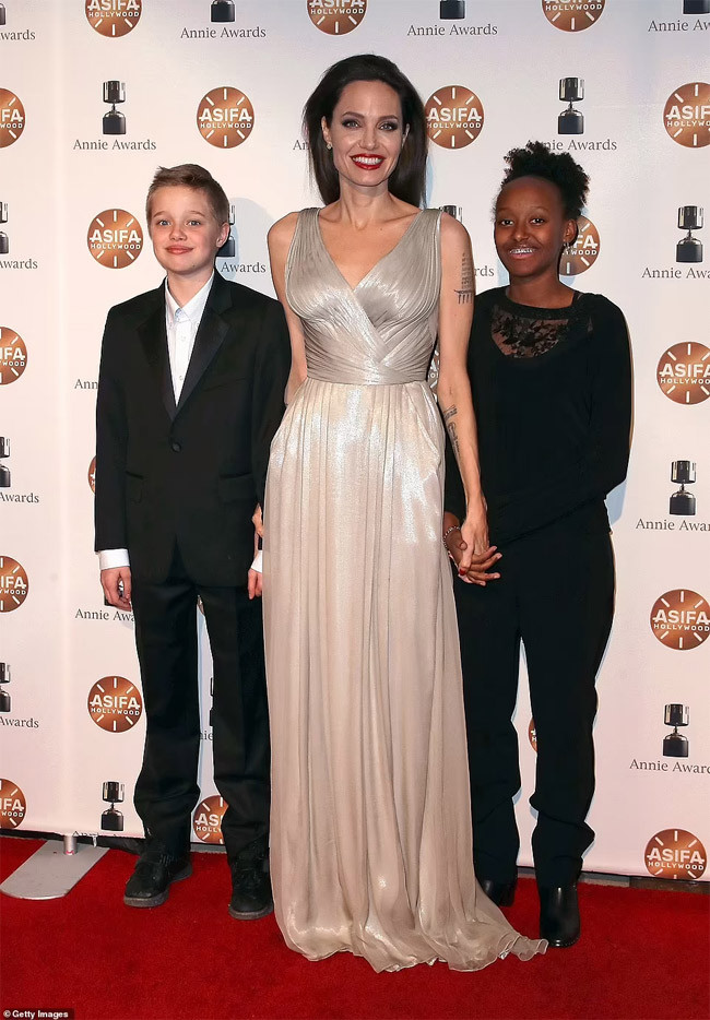 Theo tiết lộ của Angelina Jolie, năm lên 2 tuổi, con gái Shiloh đã yêu cầu mọi người gọi bé là Jonh. "Cô bé muốn được là con trai. Vì vậy chúng tôi phải cắt tóc cho con bé. Shiloh thích mặc đồ của bé trai". (Ảnh: Getty Images)